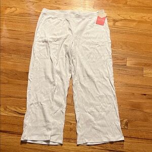 NWT Yummie white cropped lounge pants- size XL